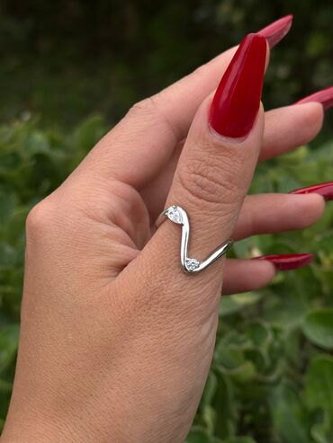 Bijuteriya dəstləri: Zərif gümüş bəzək dəsti - Üzük – Kəpənək formalı, parlaq daşlarla — 3