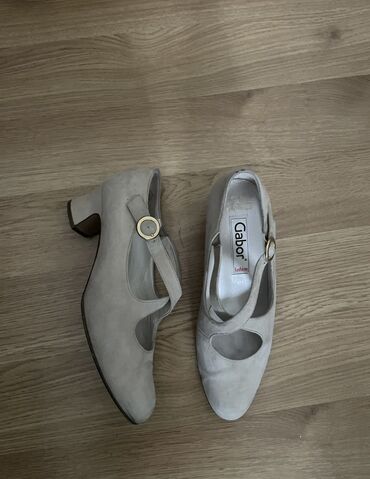 sivo odelo i braon cipele: Pumps, 40