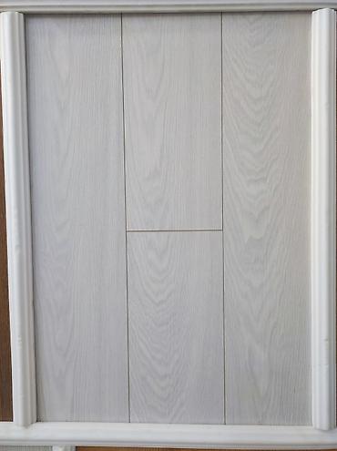 Laminat: Ağ-açıq boz tonlarda ağac naxışlı döşəmə örtüyü (laminat panel). - — 1