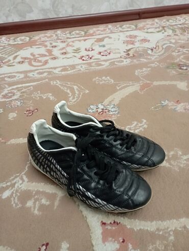 сороконожки обувь: Футбольные бутсы Umbro 12шипов есть,размер 37-37,5 - Тип: бутсы с