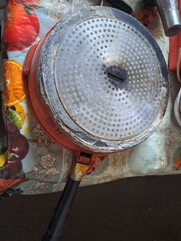 Сковородки: Антипригарные сковорода блестящая по 900 сомчерная уже продана. Яйца — 6