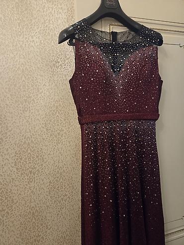 versage sep: Zərif axşam/gecə geyimi – bordo rəngdə, parıltılı daşlarla bəzədilmiş — 1