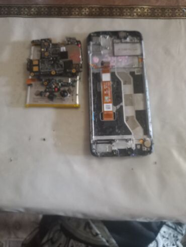 Boşqablar: Məhsul: Xiaomi Redmi smartfonunun komplekt hissələri Təsvir: - Ekran