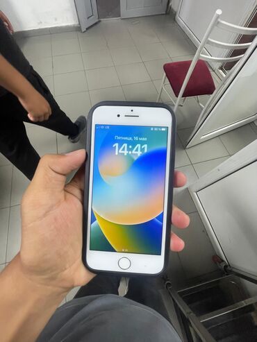 Apple iPhone: IPhone 8, Б/у, 64 ГБ, Чехол, 100 %