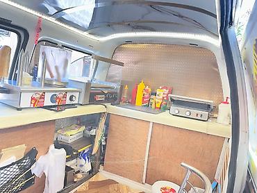 food truck: Sarı rəngli mobil “fast food” furqonu – isti və qəlyanaltılar yerində — 9