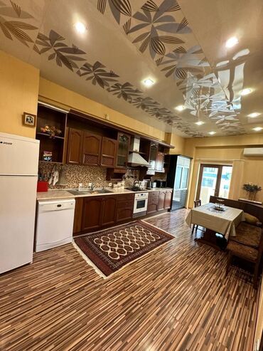 Uzunmüddətli kirayə mənzillər: 28 May metrosu Jalə Plazada mənzil kirayə verilir. Mərtəbə 16/12 Ümumi — 2