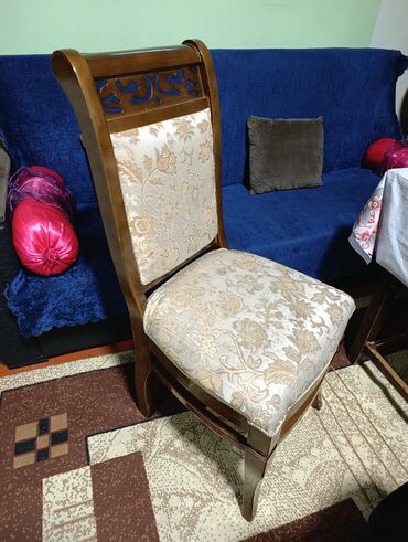 Qonaq otağı dəstləri: Mebel dəsti satılır Tərkibi: - Klassik vitrin-bufet: oyma dekorlu — 5