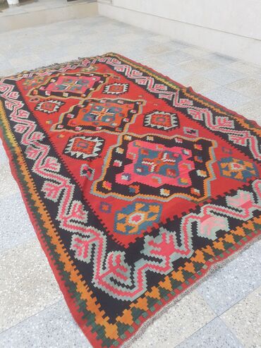 Кухонные принадлежности: Ənənəvi naxışlarla bəzədilmiş kilim xalça. Qırmızı fonda yerləşən bu