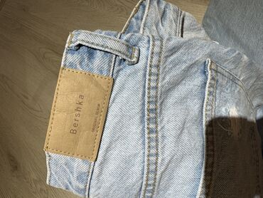 рубашки под джинсы женские: Мом, Bershka, США, Средняя талия, Рваные