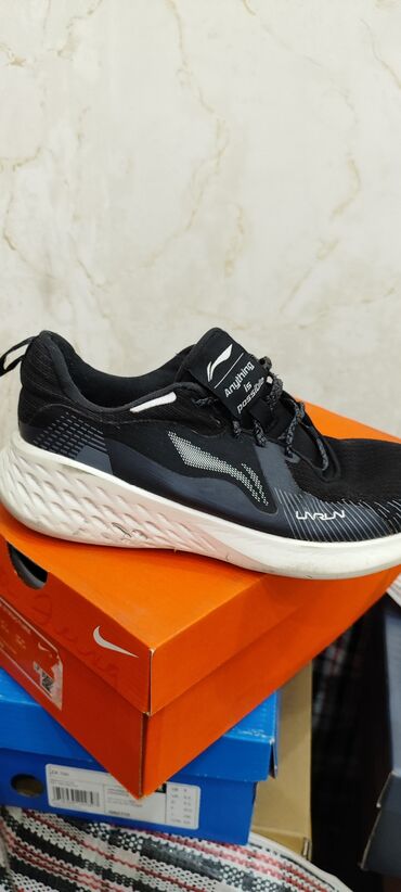 li ning зимняя обувь: Кроссовки Li-Ning с черным верхом и белой подошвой. Модель украшена