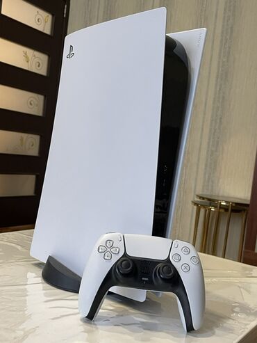 plesdeyşin 5: Ağ rəngdə, müasir dizaynlı, playstation 5 oyun konsolu. Konsol 8 aydır