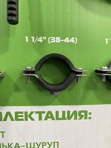 Хомут для труб с виброизоляцией, регулируемый 1 1/4" (38–44 мм) -