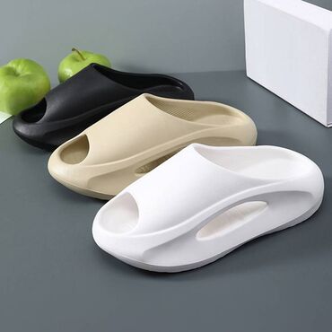 обувь из италии: Yeezy - Спортивные шлепанцы. Идеально для бассейна, бани, сауны