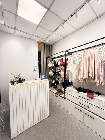 Бутики: Сдаю Бутик, 30 м², С ремонтом, Действующий, Без оборудования — 27