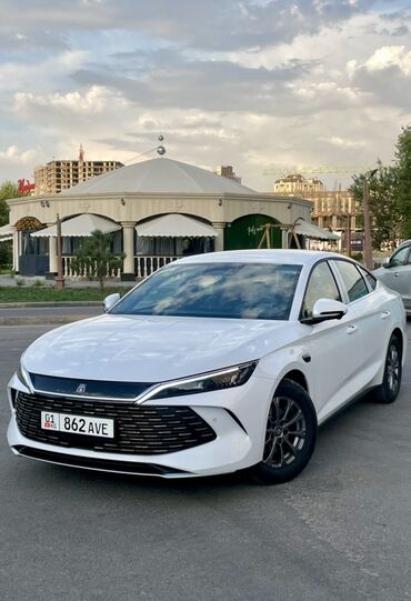 авто с последующим выкупом без первоначалки: На продаже белый седан BYD Qin-L DM-i, гибрид, 1.5, с современным