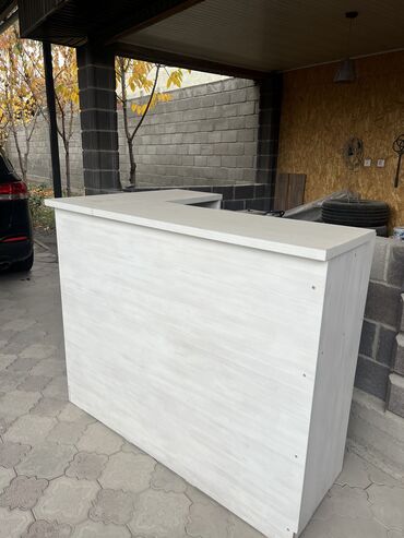 мебель для кафе бишкек: Стойка/касса Г-образной формы из ЛДСП светлого тона (под выбеленный