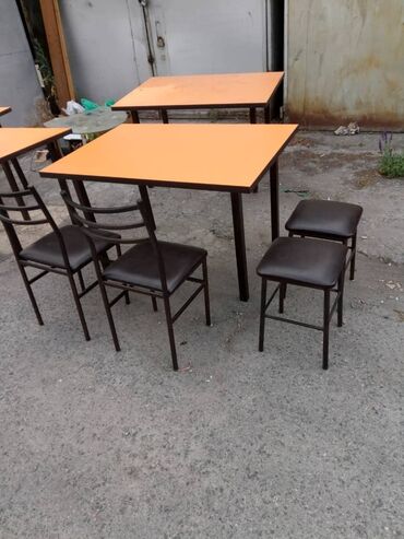 Набор пластиковых столов и стульев
