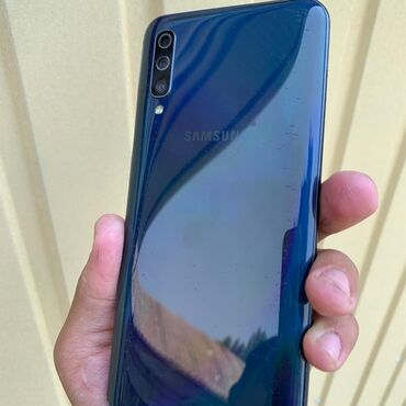 мобильные телефоны кнопочный: Samsung Galaxy A50, Б/у, 64 ГБ, цвет - Фиолетовый, 2 SIM
