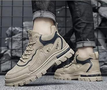 Кроссовки и спортивная обувь: Мужские повседневные кроссовки . Остался только один размер. 41 — 9