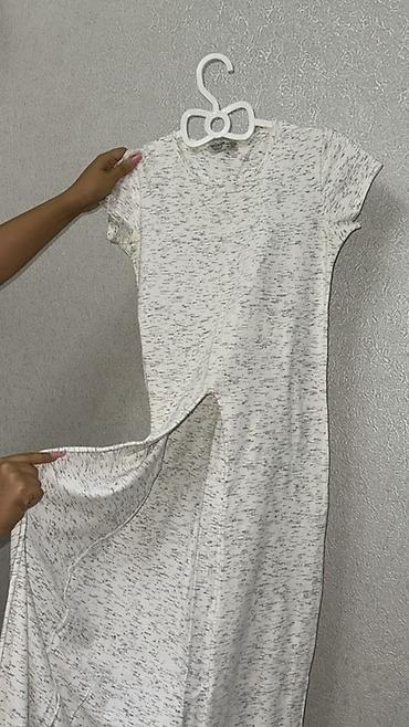 yubka modelləri: Açıq boz-ağ çalarlı, xırda naxışlı kofta - Model: T-shirt tipli üst — 2