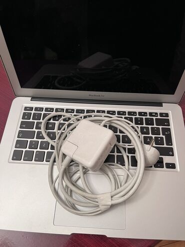 Modemlər və şəbəkə avadanlıqları: Apple MacBook Air noutbuku - Model: MacBook Air (gümüşü). Ekran