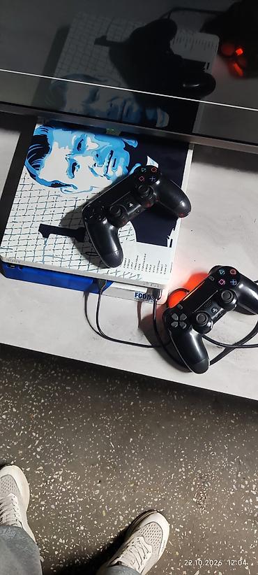 forerunner 970: PlayStation 4 Slim (PS4) с двумя геймпадами DualShock 4 и — 1