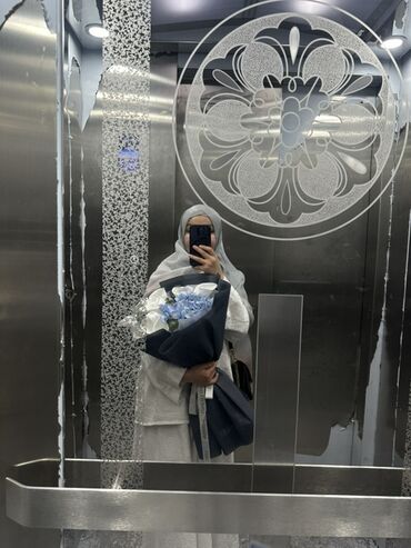цветы в колбе: Букет из белых и голубых роз, аккуратно упакованный в тёмно-синюю