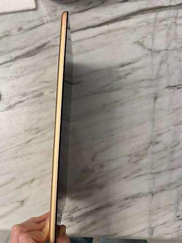 Digər planşetlər: Qızılı rəngdə planşet Xüsusiyyətlər: - İncə və yüngül alüminium — 4