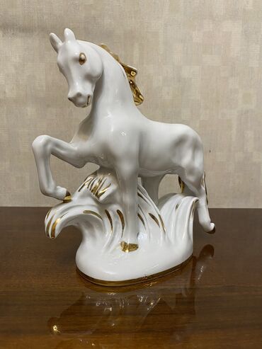статуэтку коня: Фарфоровая статуэтка «Конь золотогривый» Завод ЛФЗ Есть небольшая