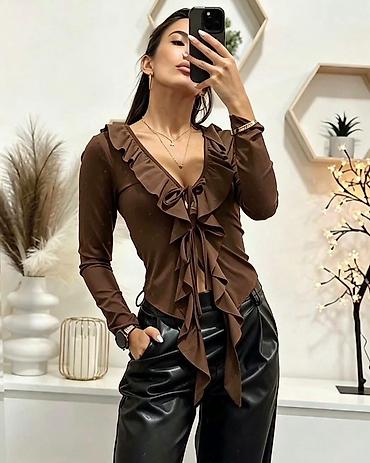 Ženska bluza s volanima i dugim rukavima

Bluzica: 2100 dinara
S M L