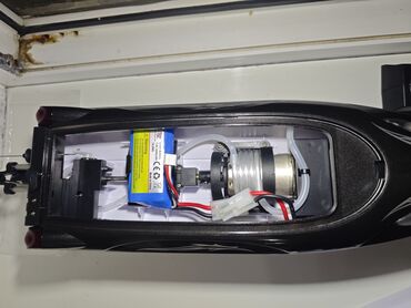 Digər idman və istirahət malları: Pultla işləyən gəmi 35km/saat sürətlə hərəkət edir. Tərs çevrildikde — 5