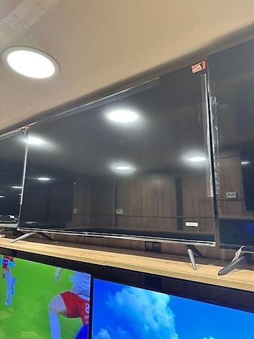 Телевизор TCL, большой экран с тонкими рамками и парой