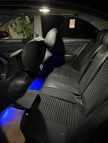 qara maşın: Hyundai Sonata sedan təqdim olunur. Avtomobil qara rəngdədir və — 7