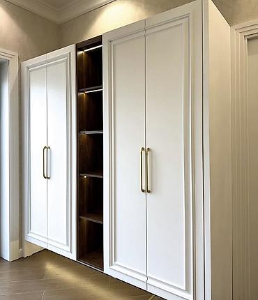 mebel salon: Klassik üslubda üç bölməli qapalı dolab sistemi - Rəng: ağ (mat), iç — 2