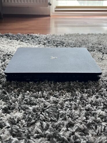 PS4 (Sony Playstation 4): Prodajem PlayStation 4 konzolu u super stanju, radi bez kočenja i — 4