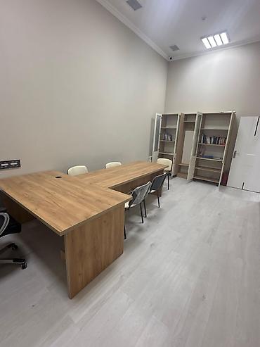 Ofis dəst mebeli: Ofis mebelləri dəsti - Resepsiyon stolu: Ön hissəsi ağ və taxta — 8