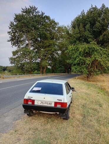 w202 ön şüşə: Lada Samara avtomobili yol kənarında dayanıb. Bu kompakt heçbek
