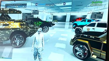 Digər avtomobillər: Qarajda müxtəlif növ nəqliyyat vasitələri var. Yüksək keçmə — 1