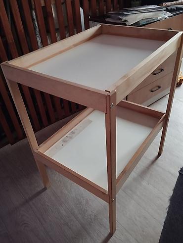 ванны детские: Б/у пеленальный столик IKEA из массива дерева Особенности: - Верхняя — 3