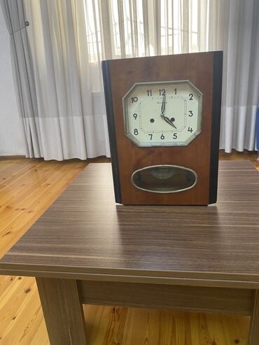 Əntiq saatlar: Taxta korpuslu, retro üslubda dizayn edilmiş masa saatı. Roma — 15