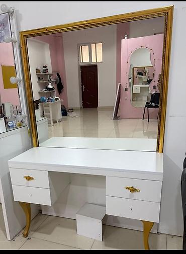Salon masaları: İşlənmiş, Makiyaj üçün masa — 1