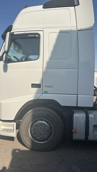грузовой сапок двух скат: Тягач, Volvo, Тентованный