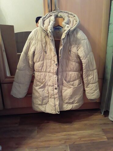 детская зимняя куртка: Куртки детские. На девочку 9-12 лет В отличном состоянии желтая деми