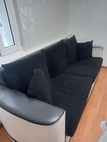 kiçik divanlar: Qara-ağ dizaynda yumşaq dəri/parça kombinasiyalı divan - 3 nəfərlik — 3