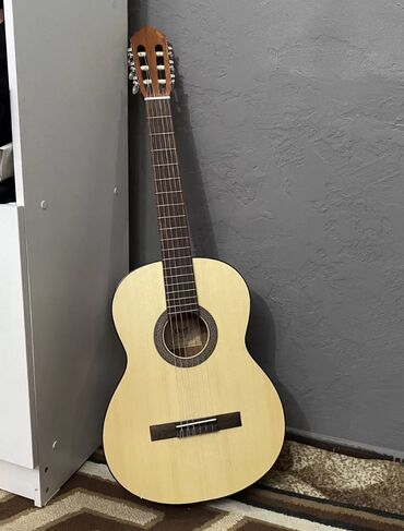 гавайские гитары: Продаю срочно гитару AC100 OP + в подарок каподастр и чехол Покупала