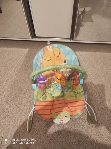 usaq bezi: Fisher-Price uşaq yelləncəyi, zürafə və digər heyvanların təsvirləri