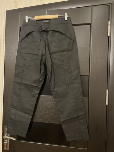 Heykəlciklər: Zara deri görünümlü, düz biçimli şalvar. S razmerdir ama Oversize — 12