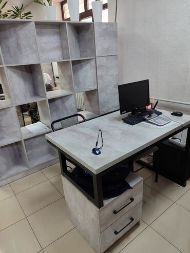 офисные столы стулья: Комплект офисной мебели, Стул, Шкаф, Стол, цвет - Бежевый, Б/у