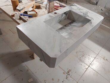Çanaqlar, tülpanlar: Mərmər görünümlü monolit lavabolu banyo tezgahı - Material — 2