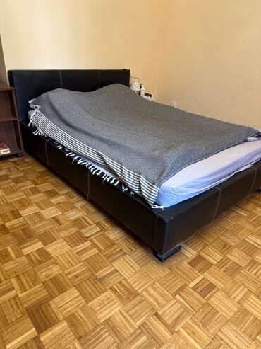 kozne kancelarijske stolice: King size bed, color - Black